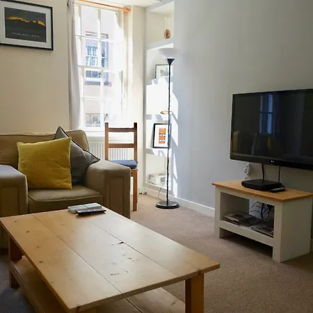 Appartamento 1 Bedroom Near Castle Sleeps 2 *