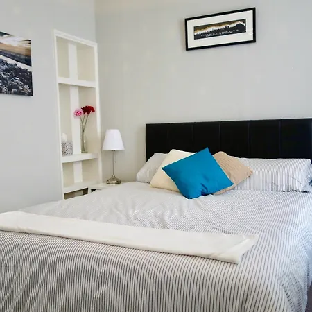 1 Bedroom Near Castle Sleeps 2 *