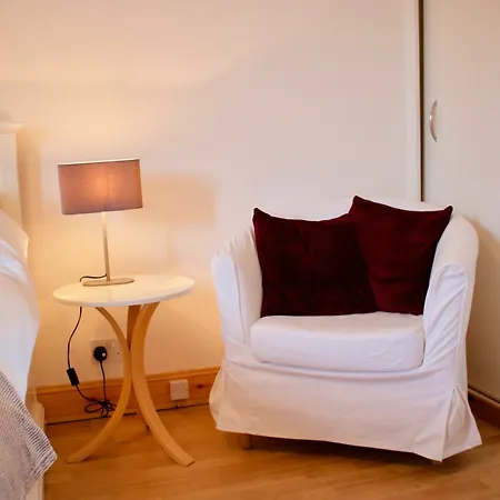 Apartment 1 Bedroom Flat In Dalry Area *