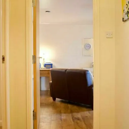 2 Bedroom Flat Near Holyrood Park Sleeps 4 Edinburg