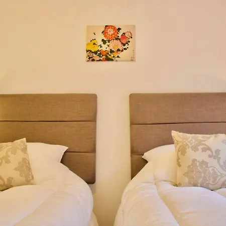 2 Bedroom Flat Near Holyrood Park Sleeps 4 Edinburg