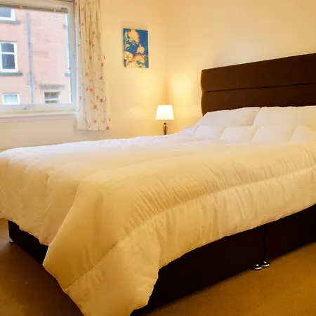 2 Bedroom Flat Near Holyrood Park Sleeps 4 Edinburg