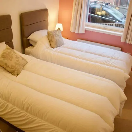 2 Bedroom Flat Near Holyrood Park Sleeps 4 * Edinburg
