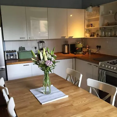 2 Bedroom Modern In Apartment *