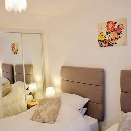 2 Bedroom Flat Near Holyrood Park Sleeps 4 Lägenhet
