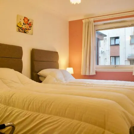 2 Bedroom Flat Near Holyrood Park Sleeps 4 * Edinburg