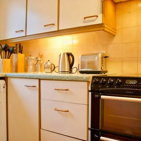 2 Bedroom Flat Near Holyrood Park Sleeps 4