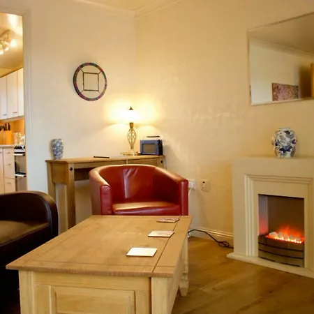 2 Bedroom Flat Near Holyrood Park Sleeps 4 Edinburg