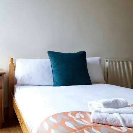 2 Bedroom Flat Near The Kings Theatre Апартаменты