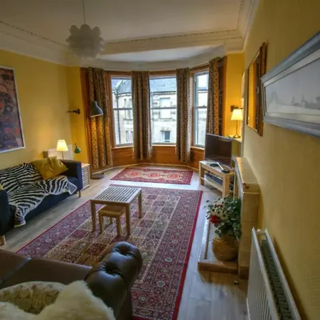 Elegant Traditional Centre Flat Edynburg