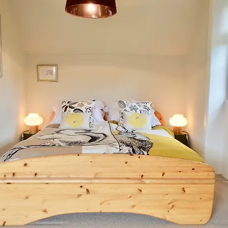 2 Bedroom Flat In Apartment Edinburgh