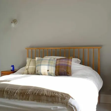 3 Bedroom Flat In Duddingston Village Lejlighed *