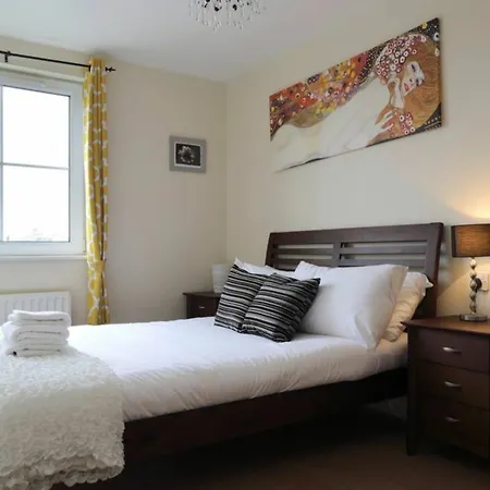 2 Bedroom Off Leith Walk Sleeps 5 * Edinburgh