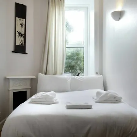 2 Bedroom Flat With Garden *