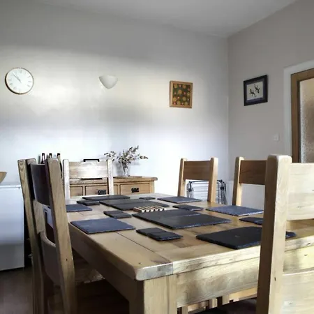 아파트 2 Bedroom Flat With Garden *
