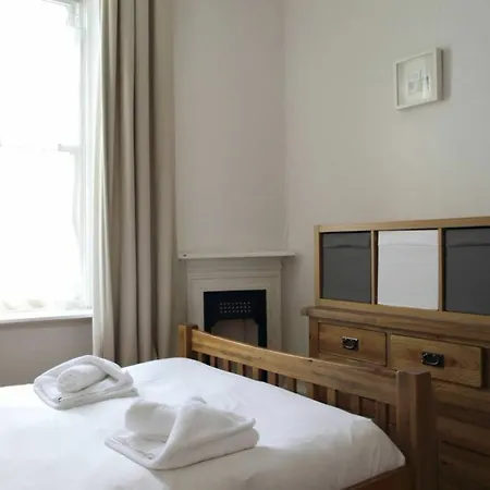 2 Bedroom Flat With Garden 에든버러