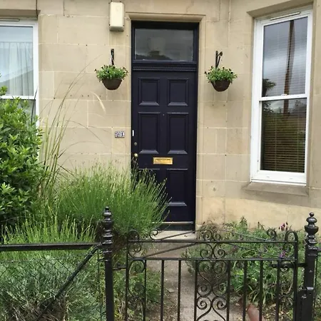아파트 2 Bedroom Flat With Garden