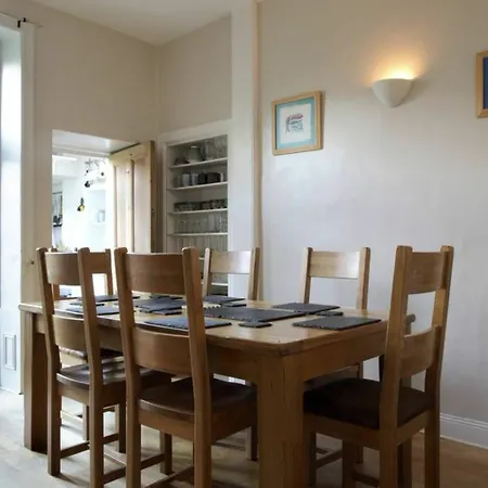아파트 2 Bedroom Flat With Garden *