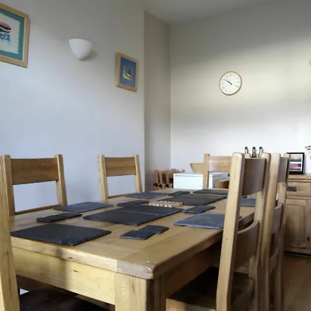 2 Bedroom Flat With Garden 아파트 에든버러