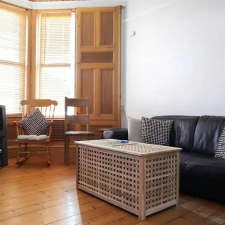 2 Bedroom Flat With Garden *