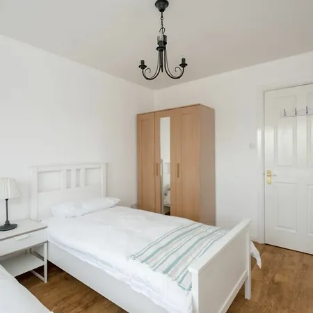 Spacious Flat In Stockbridge Lägenhet
