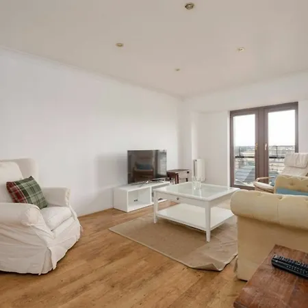 Spacious Flat In Stockbridge Apartment