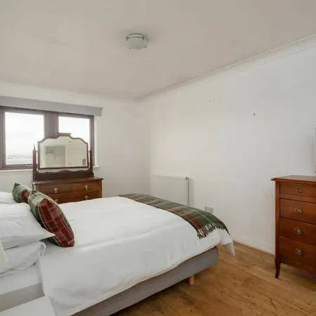 Spacious Flat In Stockbridge