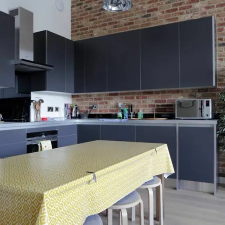 Spacious 2 Bedroom Loft In Converted School!