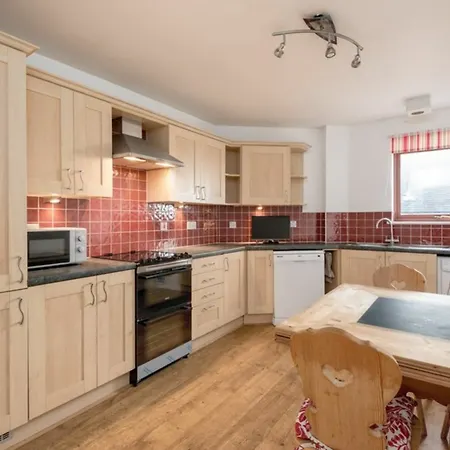 Spacious Flat In Stockbridge Apartment *