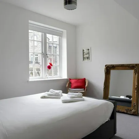 Spacious 2 Bedroom Loft In Converted School!