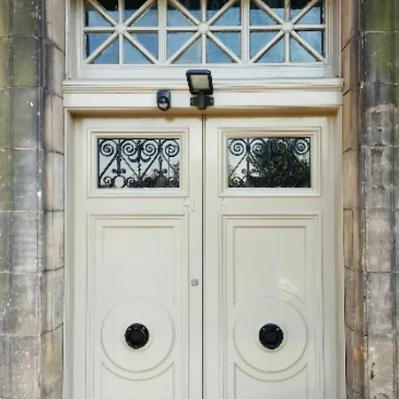 Apartment Spacious 2 Bedroom Loft In Converted School! *
