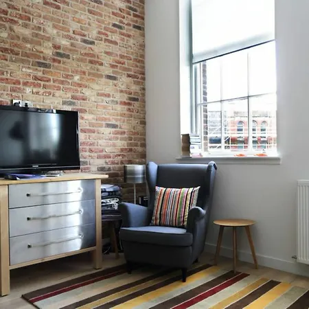Spacious 2 Bedroom Loft In Converted School! Apartment