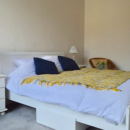 Spacious 3 Bedroom West End Flat * Edinburgh