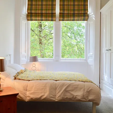 Spacious 3 Bedroom West End Flat Appartement