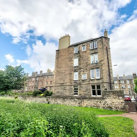Cosy Holyrood Park By Guestready *