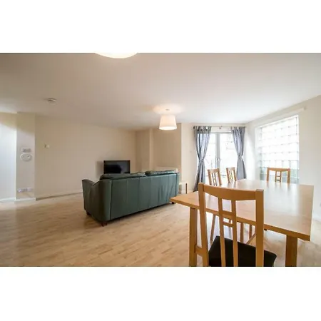 Immaculate 2 Bed House, Sleeps 6, Free Parking Holiday home Edinburgh