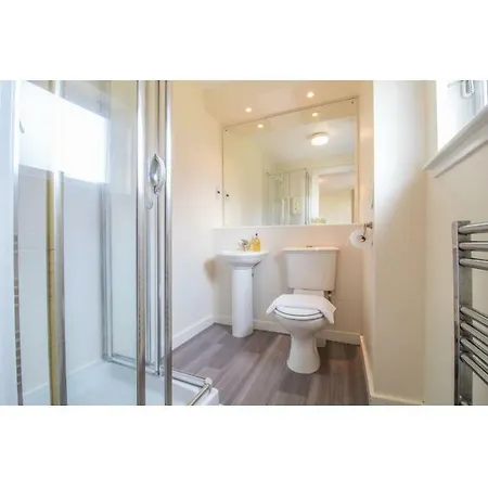 Immaculate 2 Bed House, Sleeps 6, Free Parking