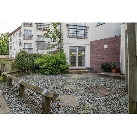 Immaculate 2 Bed House, Sleeps 6, Free Parking * Edinburgh