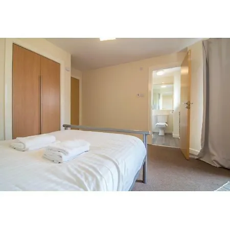 Immaculate 2 Bed House, Sleeps 6, Free Parking Edinburgh