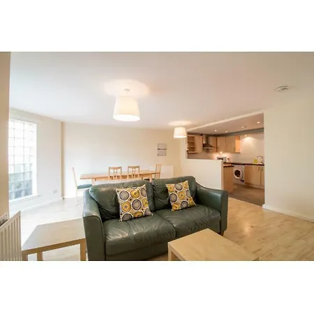 Immaculate 2 Bed House, Sleeps 6, Free Parking * Edinburgh