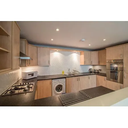 Immaculate 2 Bed House, Sleeps 6, Free Parking
