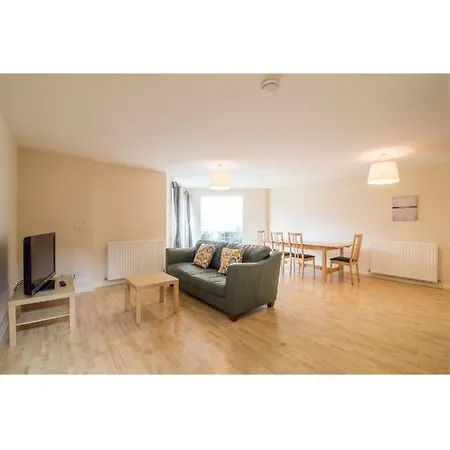 Immaculate 2 Bed House, Sleeps 6, Free Parking *