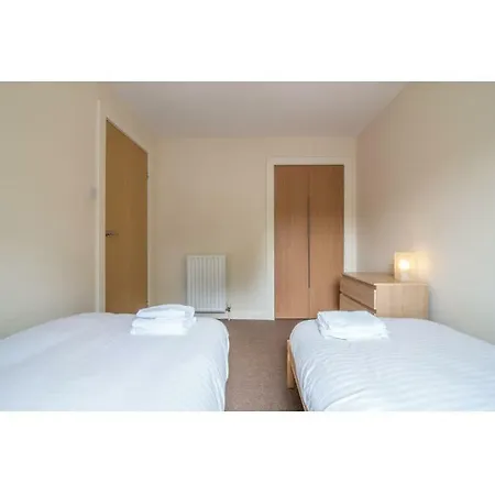 Immaculate 2 Bed House, Sleeps 6, Free Parking Holiday home