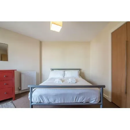 Immaculate 2 Bed House, Sleeps 6, Free Parking