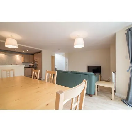 Immaculate 2 Bed House, Sleeps 6, Free Parking Holiday home *