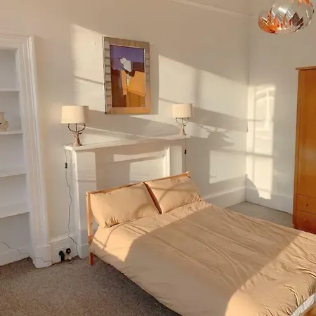 Bright Beautiful Victorian Flat Central *