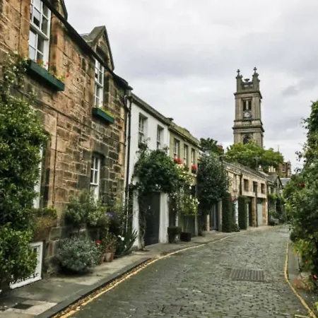 2 Bedroom Flat In The Centre Of Stockbridge Appartement