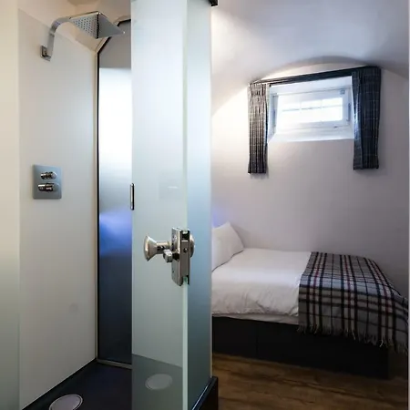 Code - The Court, Hostal Edimburgo