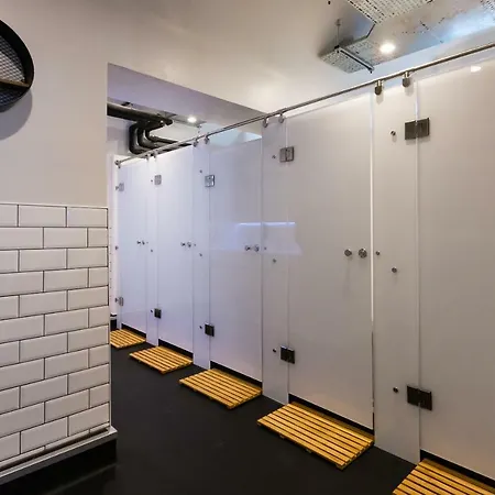 Code Pod - The Court - Hostal