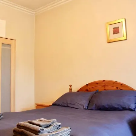Charming Traditional Top Floor Haymarket Flat شقة